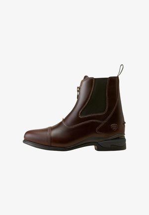 Stivaletto da uomo in pelle marrone con pannello elastico laterale, zip frontale, linguetta per tirare, tacco basso e logo impresso sul tallone.