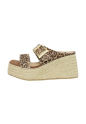 Sandalo wedge con stampa leopardata, dotato di una larga fascia e una fibbia dorata, con una piattaforma in corda di juta naturale e una soletta color tan.