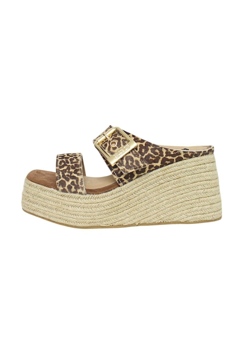Sandalo wedge con stampa leopardata, dotato di una larga fascia e una fibbia dorata, con una piattaforma in corda di juta naturale e una soletta color tan.