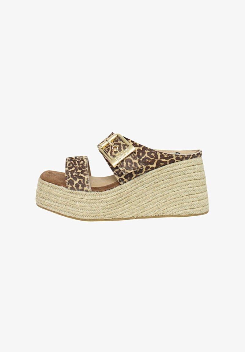 Sandalo wedge con stampa leopardata, dotato di una larga fascia e una fibbia dorata, con una piattaforma in corda di juta naturale e una soletta color tan.