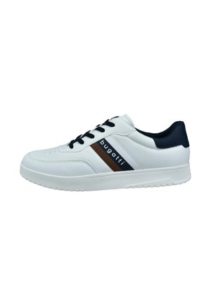 Hvid sneaker med lavt snit med sorte snørebånd og hæl, brun og hvid stribe på siden og "bugatti" logo på striben.