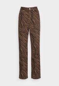 Pantaloni marroni con un motivo a strisce di tigre nere, vita alta e design a gamba dritta, dotati di tasche anteriori e dettagli in metallo.