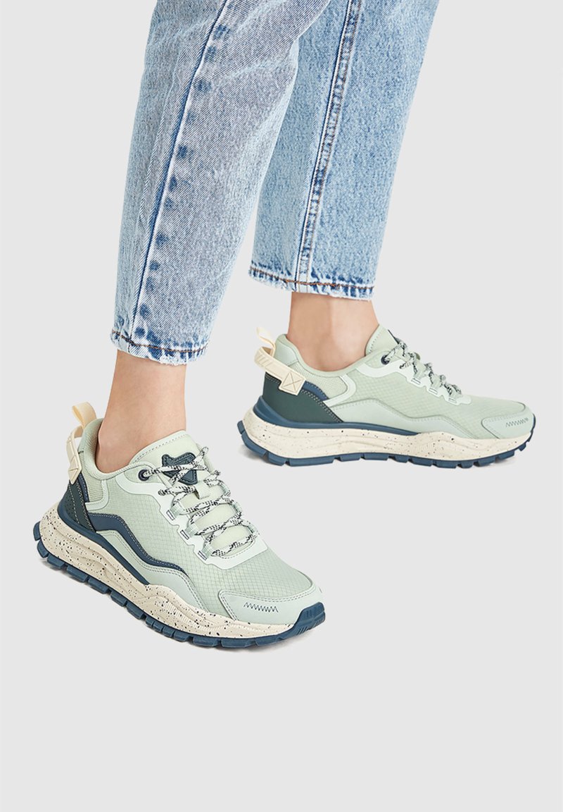 PULL&BEAR RUNNING Sneakers laag light green/lichtgroen Zalando.be