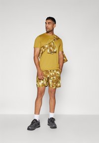 The North Face SHORT SLEEVES TEE - Sporta krekli - amber green