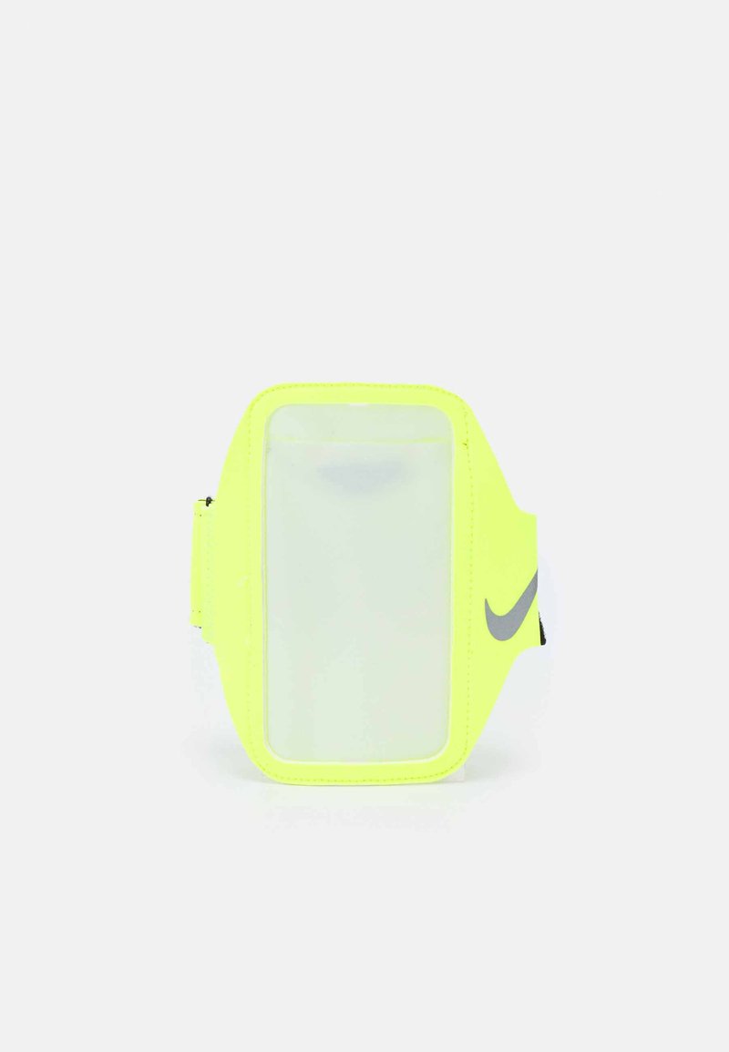 Porte-téléphone jaune de brassard avec une partie frontale transparente pour écrans ; dotée d'un logo gris, d'une sangle ajustable et d'un matériau lisse et durable.