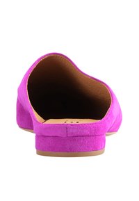 Fuchsia ruskinds flad sko med rund bag, lav hæl og glat indre foring. Enkelt design uden synlige accenter eller mønstre.