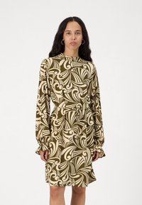 Rochie cu mânecă lungă, confecționată dintr-un material ușor, având un model spiralat în nuanțe de verde măsliniu și crem. Include o talie ajustabilă cu șnur și manșete cu volane.