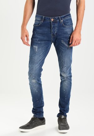 Mannen's donkerblauwe denim jeans met verouderde details en verspreide witte accenten, met een slim fit en traditioneel vijf-pocket ontwerp.