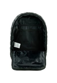 Mochila negra acolchada con cierre de cremallera. El interior cuenta con un bolsillo de malla y un compartimento de tela. Textura suave, sin elementos de diseño externos.