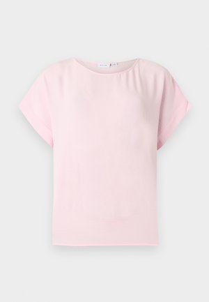 Ženska svijetloružičasta bluza kratkih rukava s okruglim izrezom i širokim krojem, prikazana na jednostavnoj pozadini.