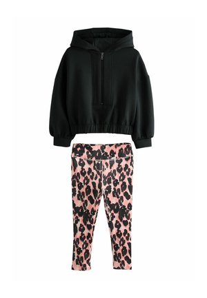 Sudadera negra con capucha, con cremallera frontal y puños elásticos, combinada con leggings rosas que presentan un patrón de estampado de leopardo negro.