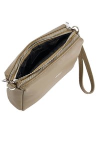 Beige leren clutchtas met een gestructureerde afwerking, dubbele ritssluiting en een polsband. Interieur gevoerd met zwarte stof met logo-opdruk.
