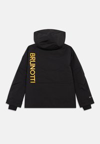 Czarna kurtka z kapturem i długimi rękawami, na lewej tylnej stronie żółty pionowy napis "BRUNOTTI" oraz logo na mankiecie prawego rękawa.