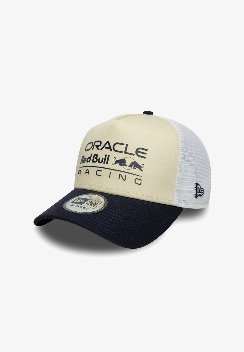 Ρυθμιζόμενο καπέλο με εκρού μπροστινό μέρος, μπλε σκούρο γείσο και λευκές πλέγμα πλευρές. Φέρει το λογότυπο "Oracle Red Bull Racing" και σχέδιο με επίπεδη γείσο.