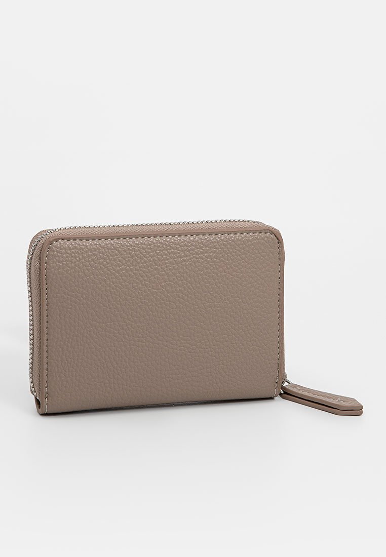 Cartera con cremallera en cuero texturizado beige con bordes redondeados y una correa de muñeca. Presenta un sutil patrón de grano y costuras en contraste.