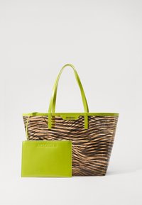 Borsa tote in vernice verde con un pannello trasparente caratterizzato da un motivo zebra marrone e nero, accompagnata da una pochette abbinata e removibile.