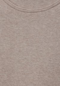 Jasnobrązowy, prążkowany materiał dzianinowy o miękkiej teksturze; okrągły dekolt. Wzór jest jednolity z subtelnymi wariacjami w odcieniu.