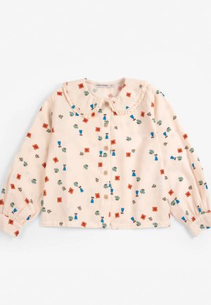 Lichtroze blouse met lange mouwen, ruches aan de kraag, knopen aan de voorkant en kleine rode, blauwe en groene bloemen- en bladmotrieven.