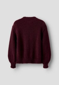 Burgundijas adīts džemperis ar ribotu apkakli un aprocēm, nolaižamiem pleciem un teksturētu apdari. Aizmugures skats atklāj brīvu piegriezumu.