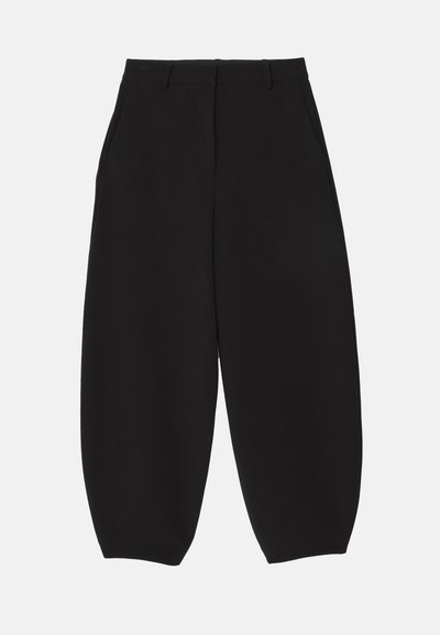 Pantalons larges noirs en tissu lisse avec une coupe ajustée, dotés de poches avant et d'une taille plate avec passants de ceinture.