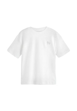 Witte T-shirt met korte mouwen met een kleine, eenvoudige zwarte lijntekening van twee bloemen op de linker bovenkant van de borst.