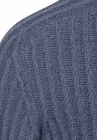 Blauwe gebreide stof met een geribde en kabelgebreide patroon, waarbij de gedetailleerde textuur en stiksels van dichtbij worden weergegeven.