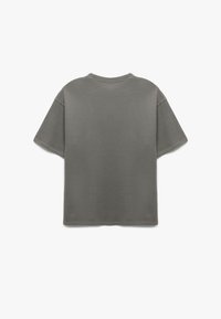 Grå kortærmet T-shirt lavet af bomuldsblandingsstof. Har en rund halsudskæring og en afslappet pasform, uden markante mønstre eller accenter.