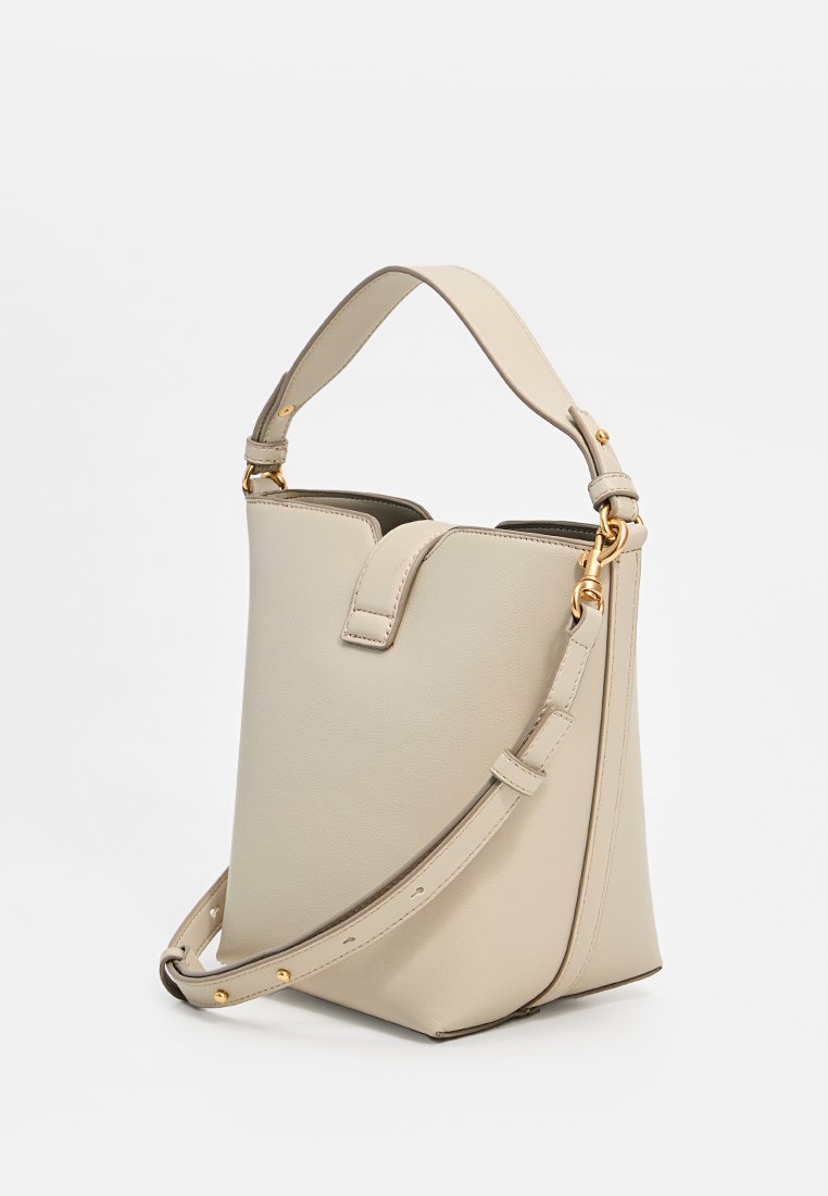 Beige Leder Eimer Tasche mit strukturierter Form, kurzen Griff und verstellbarem Schulterriemen. Mit goldfarbenen Hardware-Details und gestickten Akzenten.