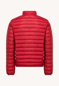 Rode gewatteerde jas met horizontaal quiltpatroon, hoge kraag en elastische manchetten. Lichtgewicht materiaal, gladde textuur. Geen zichtbare hardware.