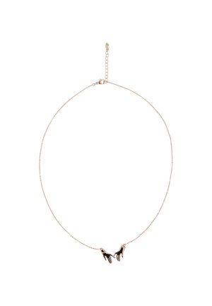 Guldtonet halskæde med to sorte håndcharms, fin kæde og en lukning med forlængelse til justerbar længde. Elegant minimalistisk design.