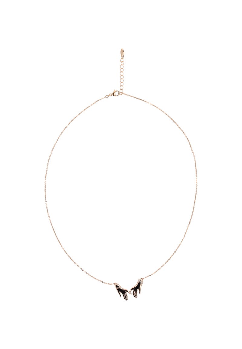 Guldtonet halskæde med to sorte håndcharms, fin kæde og en lukning med forlængelse til justerbar længde. Elegant minimalistisk design.