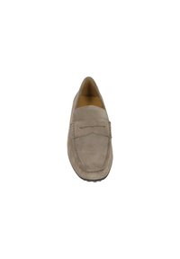 Mocassini in suede grigio con design a mocassino, caratterizzati da dettagli di cucitura e una punta liscia e arrotondata, poggiati su una suola in gomma testurizzata.