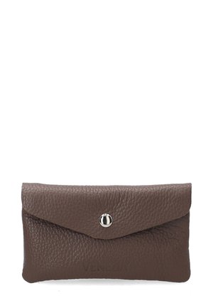 Brązowy skórzany portfel o teksturowanym wykończeniu, z zamknięciem na klapkę, srebrnym metalowym napem oraz wytłoczonym logo "VENEZIA" z przodu.