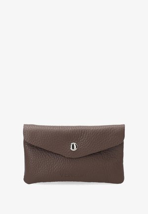 Brązowy skórzany portfel o teksturowanym wykończeniu, z zamknięciem na klapkę, srebrnym metalowym napem oraz wytłoczonym logo "VENEZIA" z przodu.