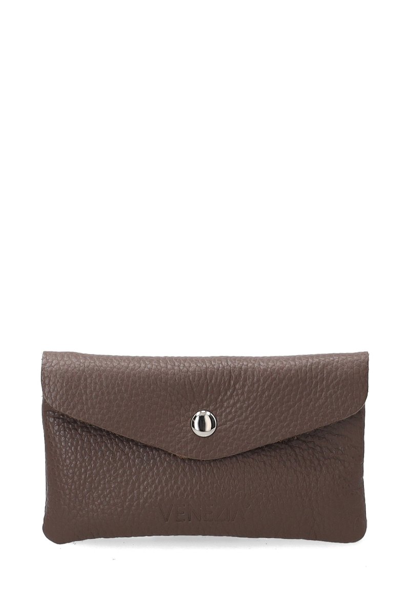 Brązowy skórzany portfel o teksturowanym wykończeniu, z zamknięciem na klapkę, srebrnym metalowym napem oraz wytłoczonym logo "VENEZIA" z przodu.