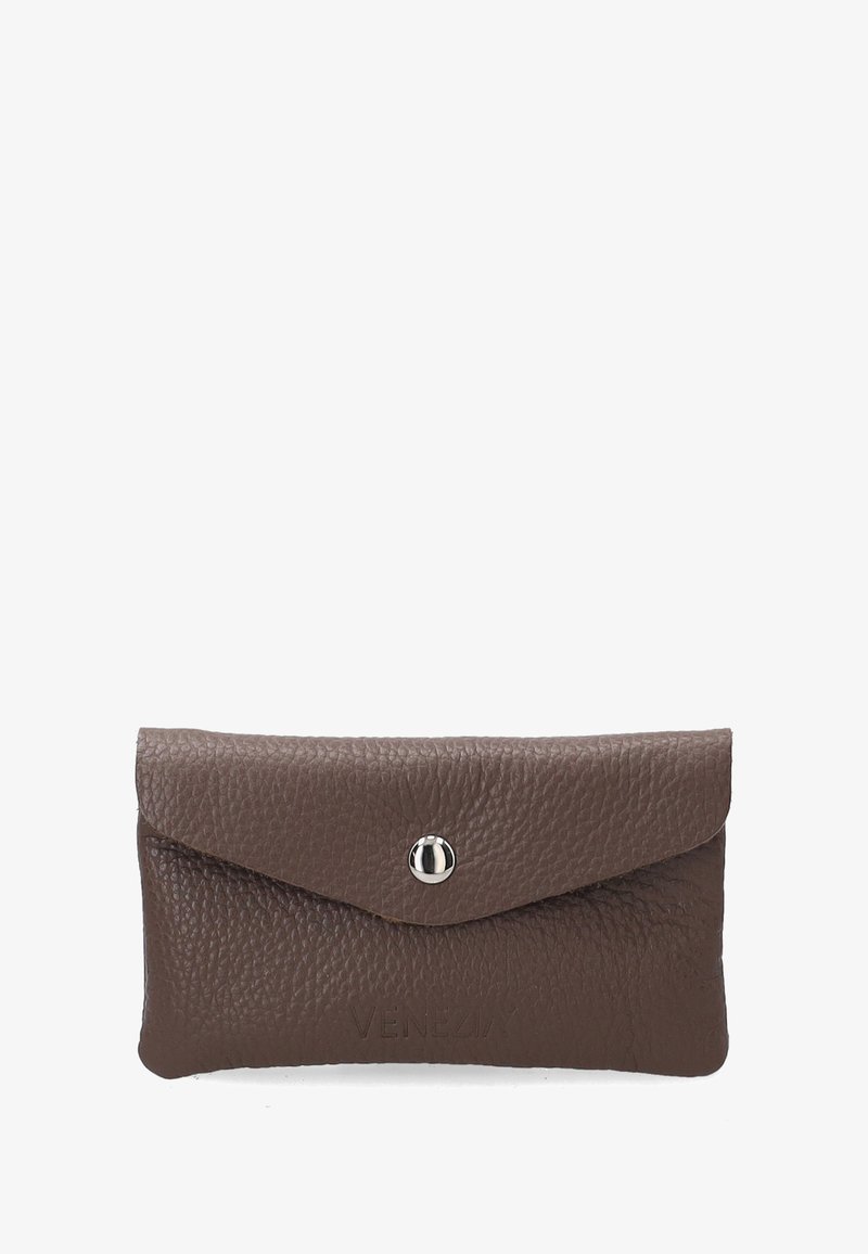 Brązowy skórzany portfel o teksturowanym wykończeniu, z zamknięciem na klapkę, srebrnym metalowym napem oraz wytłoczonym logo "VENEZIA" z przodu.