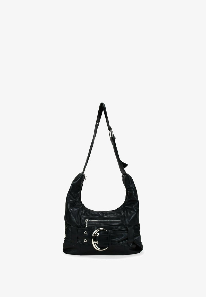 Bolso de hombro de cuero negro con correa ajustable, bolsillo con cremallera plateada y gran hebilla decorativa en el detalle del cinturón delantero.