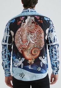 Chemise à boutons ornée d'imprimés océaniques vibrants et multicolores, avec une texture brillante et un col et des poignets bleu clair contrastants.