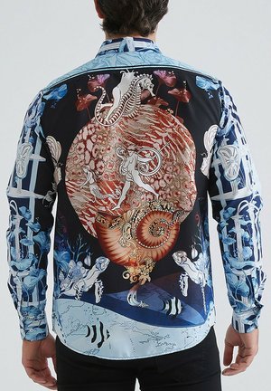 Chemise à boutons ornée d'imprimés océaniques vibrants et multicolores, avec une texture brillante et un col et des poignets bleu clair contrastants.