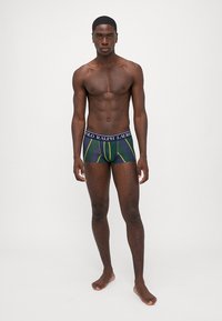 Boxeri pentru bărbați de culoare bleumarin, cu dungi verticale verzi și galbene. Prezintă o curea neagră cu logo-ul "POLO RALPH LAUREN". Material elastic.