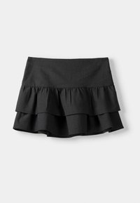 Musta kerroksittainen hame, jossa on kolme röyhelökerrosta, leveä vyötärönauha ja teksturoitu kangas visuaalisen mielenkiinnon ja ryhdikkään siluetin luomiseksi.