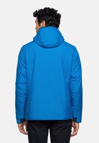 Blauwe geïsoleerde jas met een capuchon, met een gladde textuur en lange mouwen, ontworpen voor warmte en comfort. Groene accenten bij de zoom.