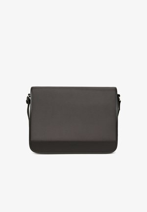Borsa a tracolla grigio scuro con superficie testurizzata, manico regolabile e chiusura a patta. Presenta inserti in pelle e un design minimalista.