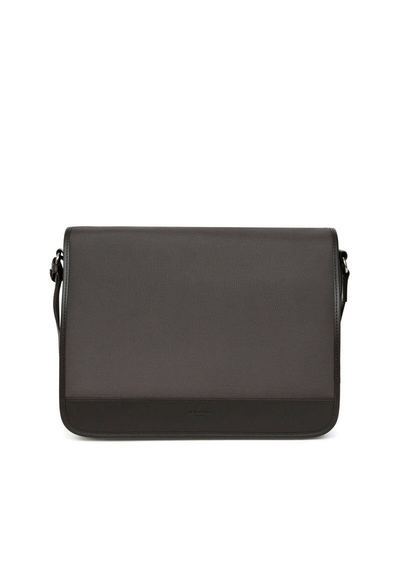 Borsa a tracolla grigio scuro con superficie testurizzata, manico regolabile e chiusura a patta. Presenta inserti in pelle e un design minimalista.