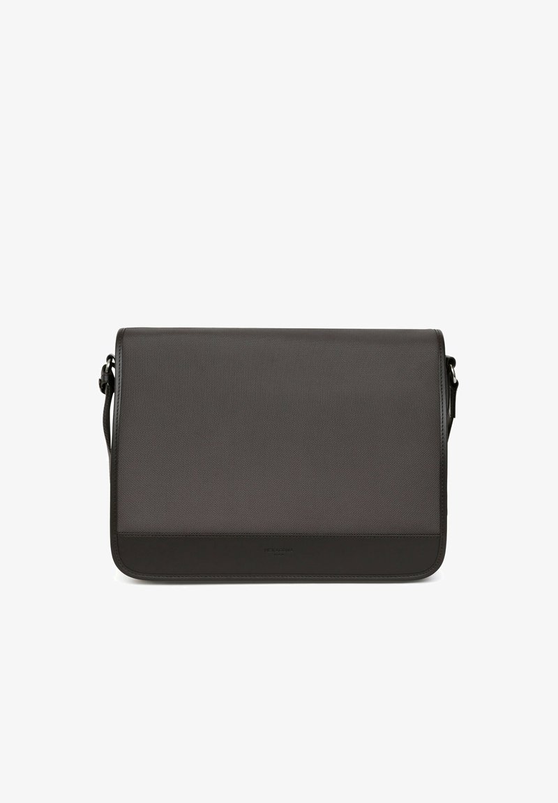 Borsa a tracolla grigio scuro con superficie testurizzata, manico regolabile e chiusura a patta. Presenta inserti in pelle e un design minimalista.