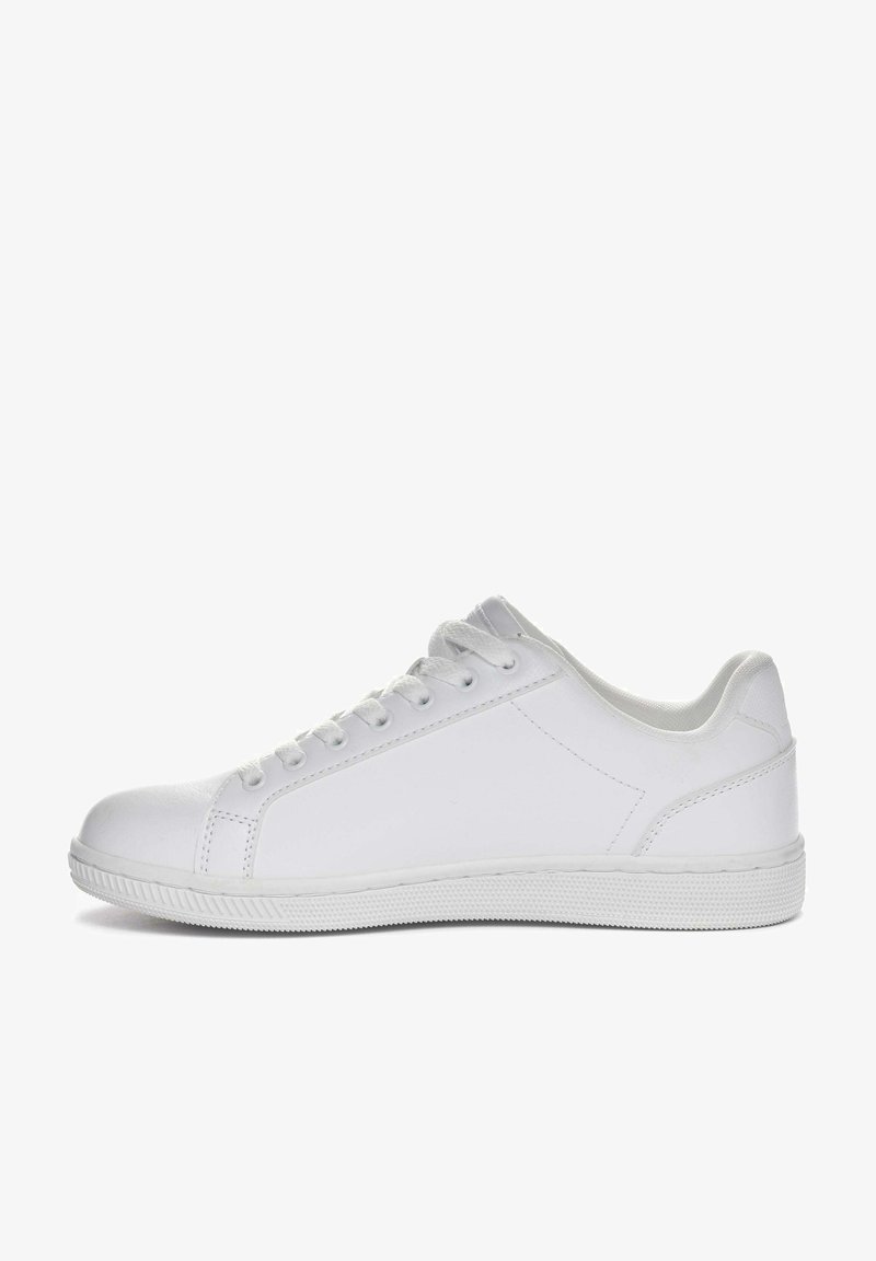 Scarpa da ginnastica bianca con tomaia in pelle liscia, punta rotonda, allacciatura frontale e suola in gomma con texture. Design minimalista senza motivi.