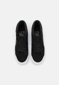 Sneaker alte nere in suede, con suole in gomma bianca, rivestimento interno testurizzato nero e lacci neri. Logo sulla linguetta.