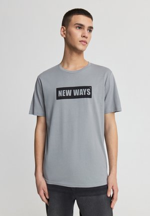 - T-shirt z nadrukiem