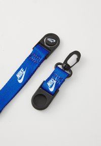 Nike Sportswear CLUB STANDARD LANYARD UNISEX - Klíčenka - game royal/white