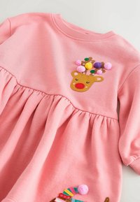 Robe rose pour tout-petit à manches longues, avec un visage de renne et des pompons colorés sur la poitrine.